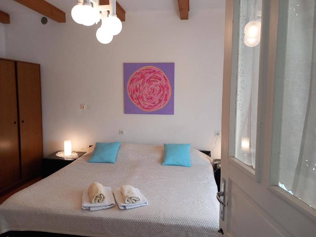 伊利尔斯卡比斯特里察Cozy room in nature, perfect for relax的一间卧室配有带毛巾的床