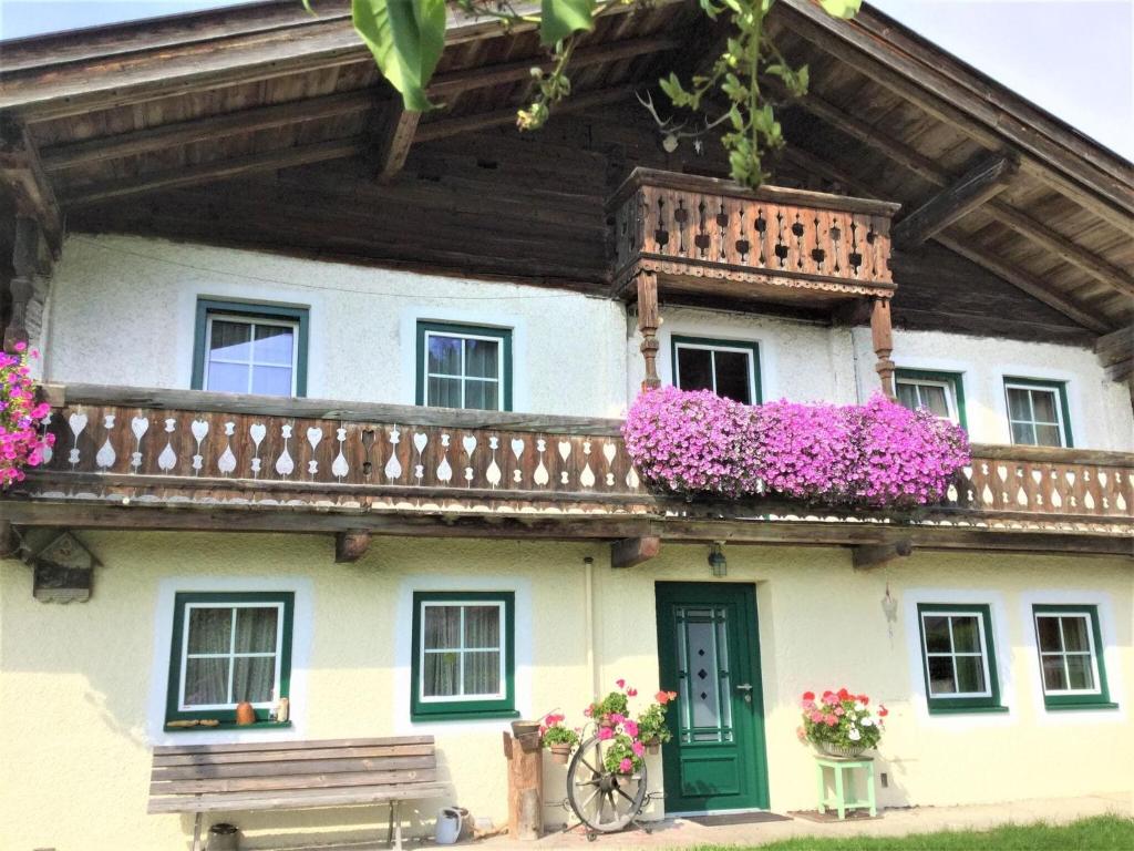 莱奥冈Gemütliches Ferienhaus in Leogang mit Garten的一座房子,阳台上种着鲜花