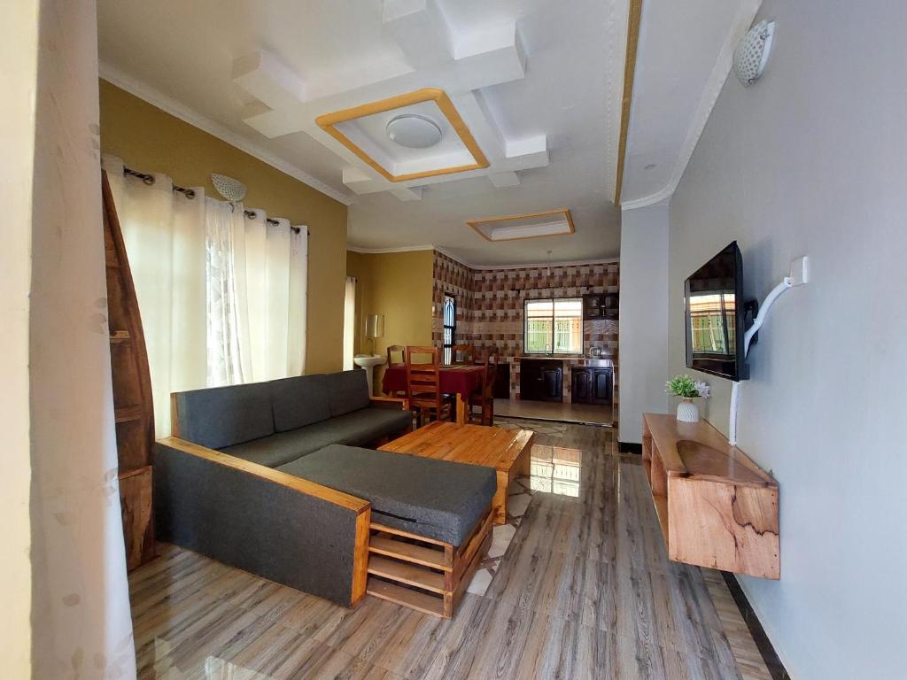 莫希Maili 6 Private Apartments的客厅配有沙发和桌子