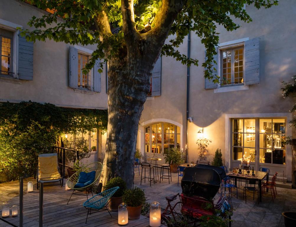 索尔格河畔利勒索格酒店-法国之心的庭院里种有树、椅子和蜡烛