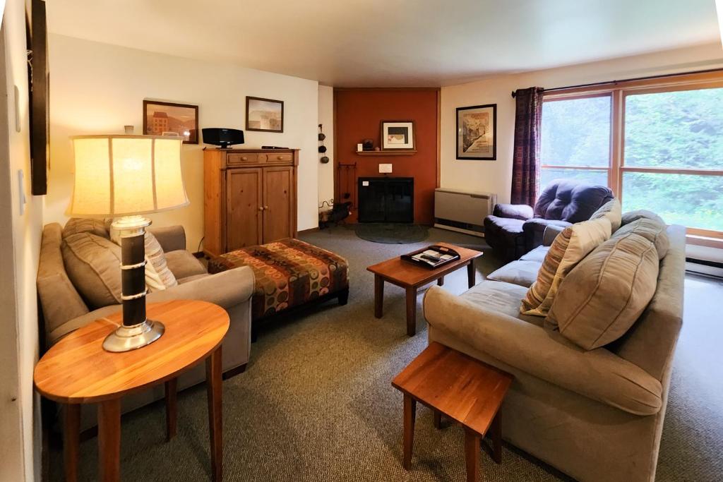 基灵顿Trail Creek 20的客厅配有两张沙发和一张桌子