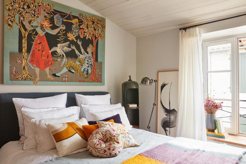 雷岛林滩Maisons 322 - La Flamboyante的一间卧室配有一张壁画床