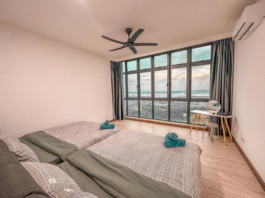 马西[Starry x CREAM] Sea View Apartment 10-12pax *FREE Netflix的一间卧室设有两张床和大窗户