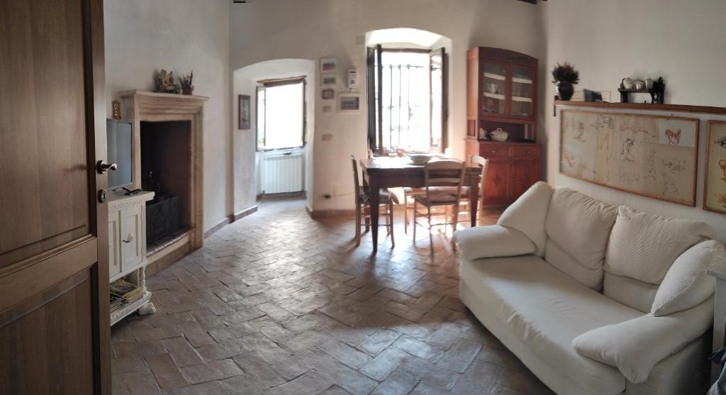 皮蒂利亚诺Dormire nel Castello的客厅配有白色的沙发和桌子
