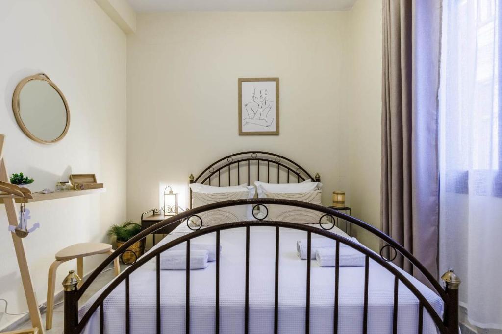 帕诺尔莫斯斯科派洛斯Sofi's House Skopelos的一间卧室配有一张床和镜子