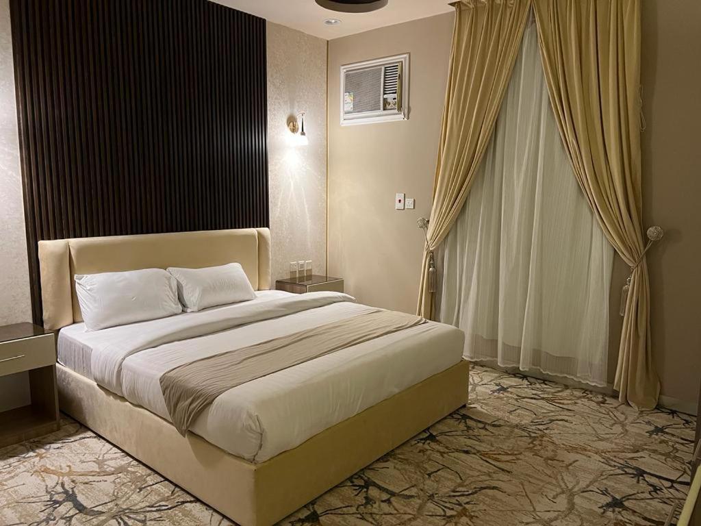 海米斯穆谢特فندق pulse للأجنحة الفندقية的一间卧室设有一张大床和一个窗户。
