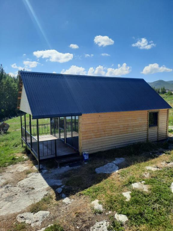 塞凡Nirok的一座带黑色屋顶的小型木制建筑