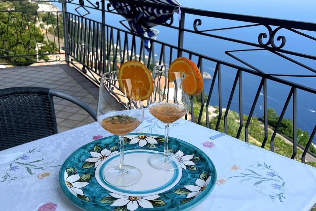 弗洛里Furore house of Benedetta的桌上放有两杯酒的盘子