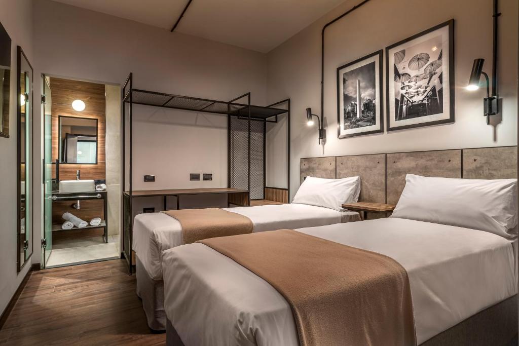 布宜诺斯艾利斯Up Barrio Norte的酒店客房带两张床和一间浴室