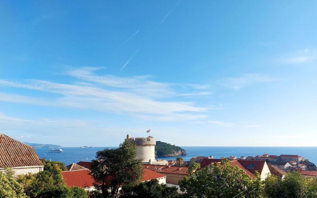 杜布罗夫尼克Dubrovnik Heritage Apartments的享有城堡和大海的城镇景色