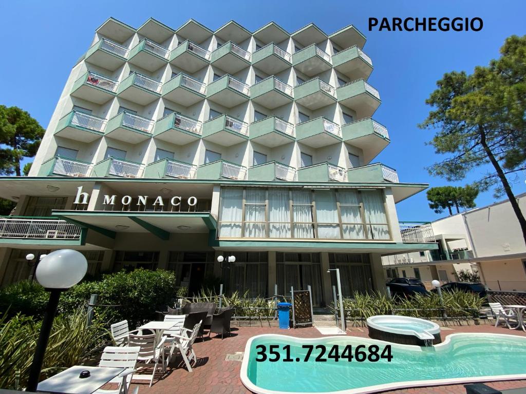 米兰马瑞提那摩纳哥酒店的前面有一个游泳池的酒店