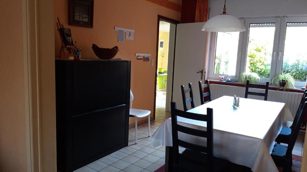 鲁汶Feel at home in Leuven的厨房以及带白色桌椅的用餐室。