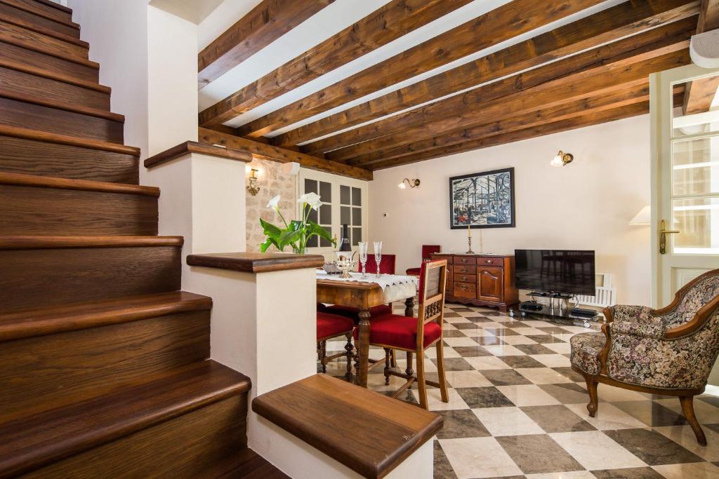赫瓦尔城墙度假屋的客厅配有桌椅和楼梯。