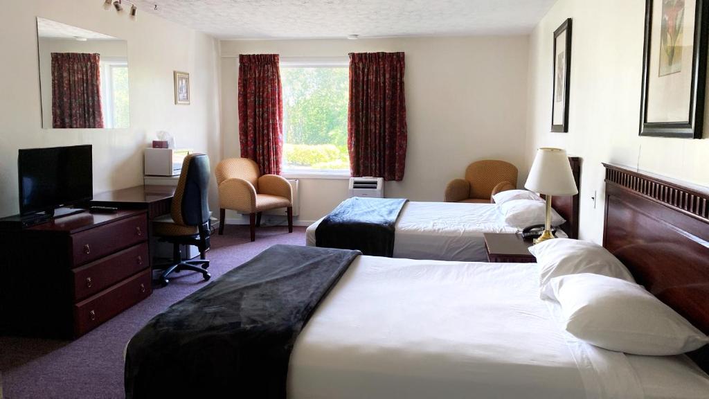 弗雷德里克顿纳斯瓦克堡垒汽车旅馆的酒店客房设有两张床和电视。