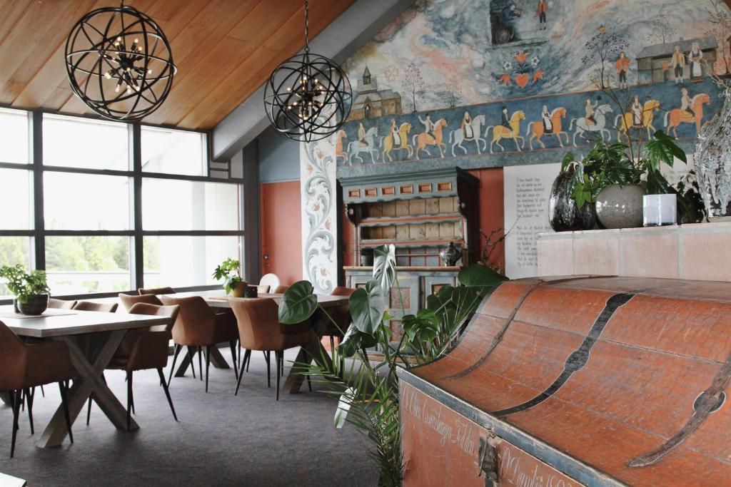 高尔Oset Fjellhotell的用餐室设有桌椅和窗户。