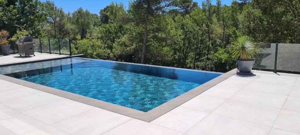 Flassans-sur-IssolePetit paradis sur golf的后院的蓝色海水游泳池