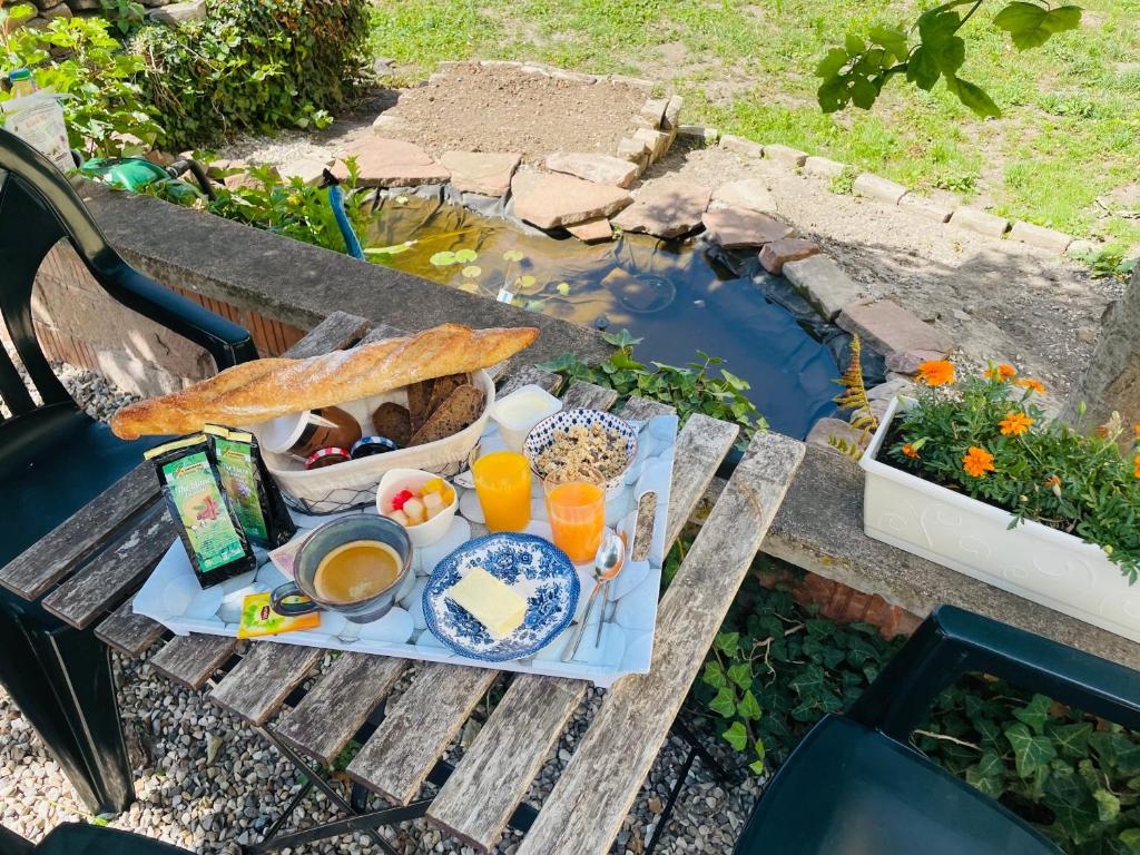 伊尔基希-格拉芬斯塔登SousmonToi的一张野餐桌,上面放着一盘食物和饮料