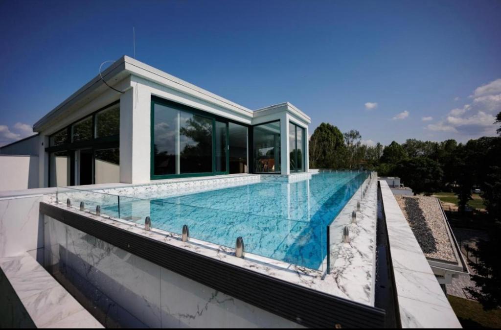 希欧福克Villa Bauhaus Dream Deluxe的房屋顶部的游泳池