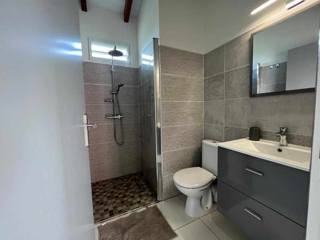 圣罗斯LE DOUX PARADISE的带淋浴、卫生间和盥洗盆的浴室