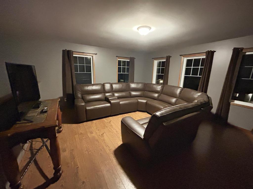 Seven Sister FallsBetula Lake Resort的客厅配有真皮沙发和桌子