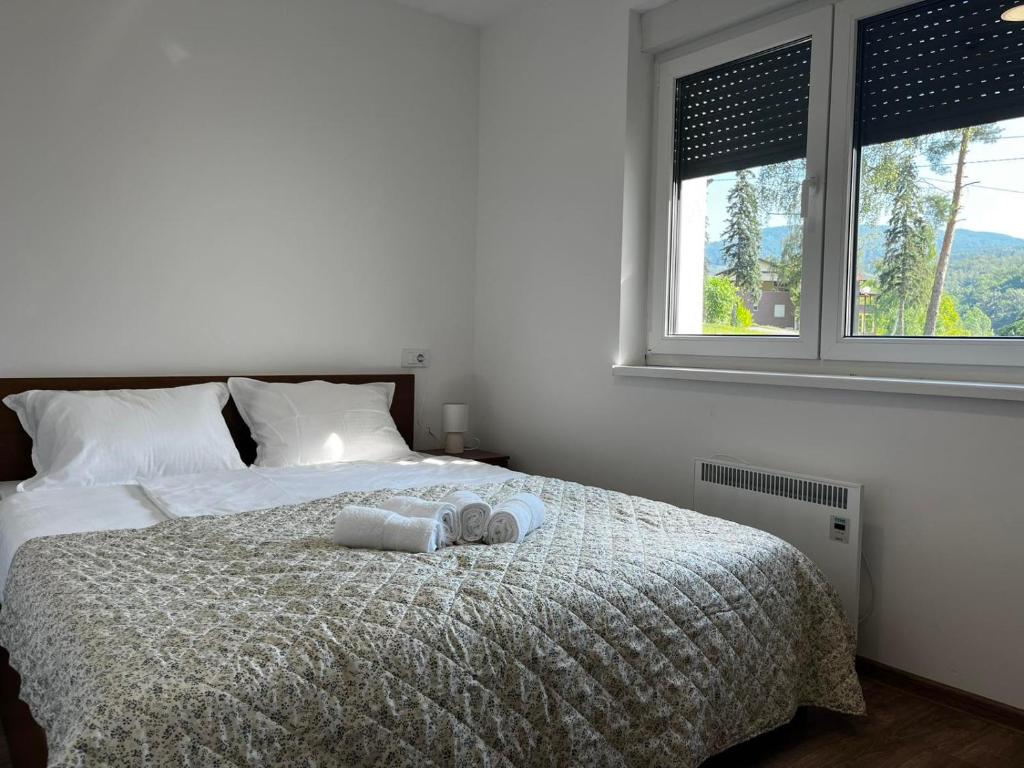 弗尔尼亚奇卡矿泉镇Apartman Sunce的一间卧室配有一张床,上面有两条毛巾