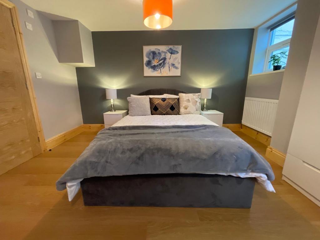 达德利West Midlands-2 Double Bed Room Apartment的一间卧室设有一张大床和一个窗户。