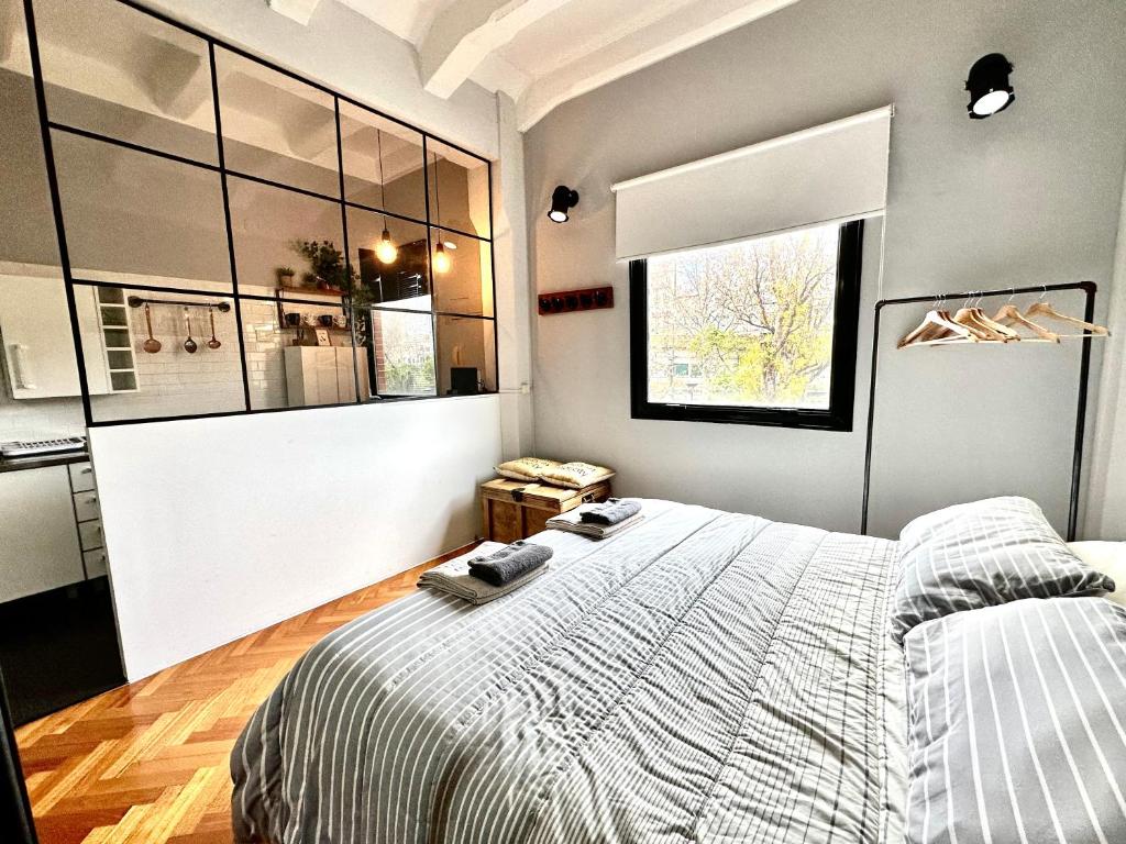 布宜诺斯艾利斯Madero Apartment的一间卧室设有一张大床和一个窗户。