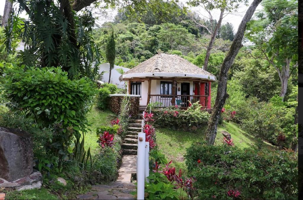 FilipinaVilla La Fortuna Altos del Maria的一个小房子,有楼梯通往