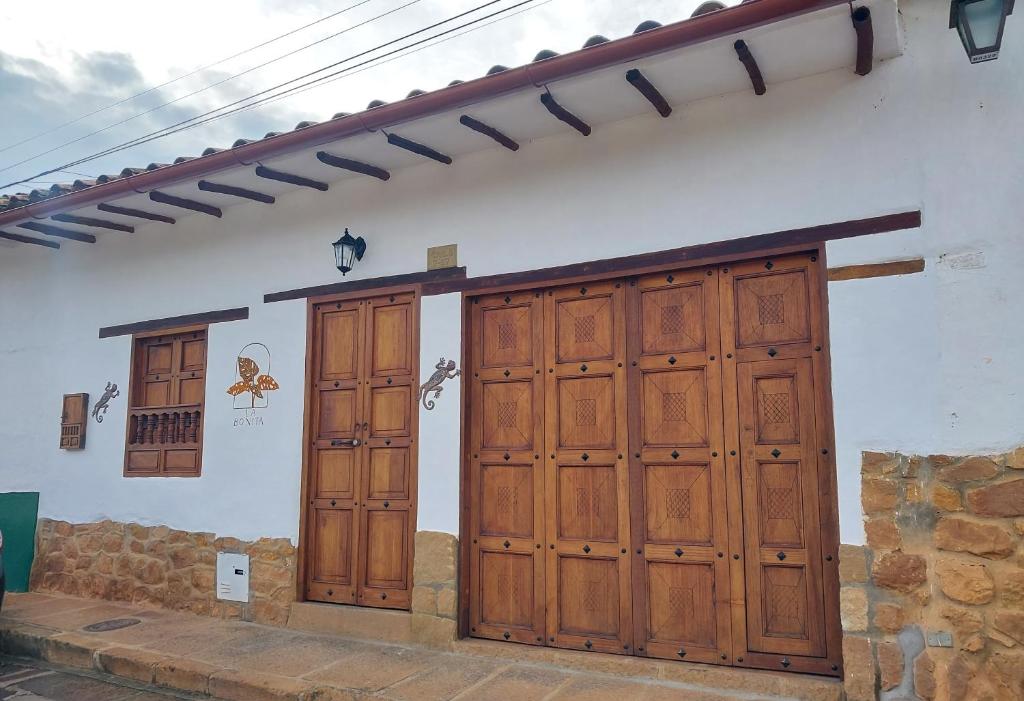 巴里查拉Casa La Bonita - Barichara的大楼一侧的两扇木门