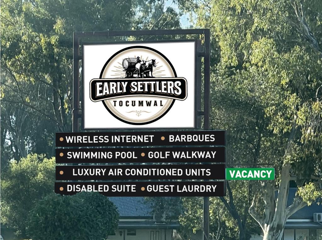 托克姆沃尔Tocumwal Early Settlers Motel的进入一个埃米销售商的标志