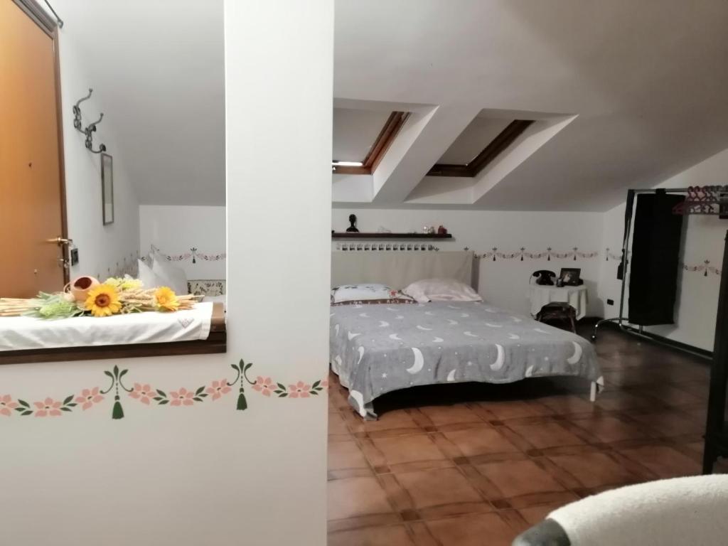 塞勒里古La stanza dello Scirocco的卧室配有一张墙上鲜花的床