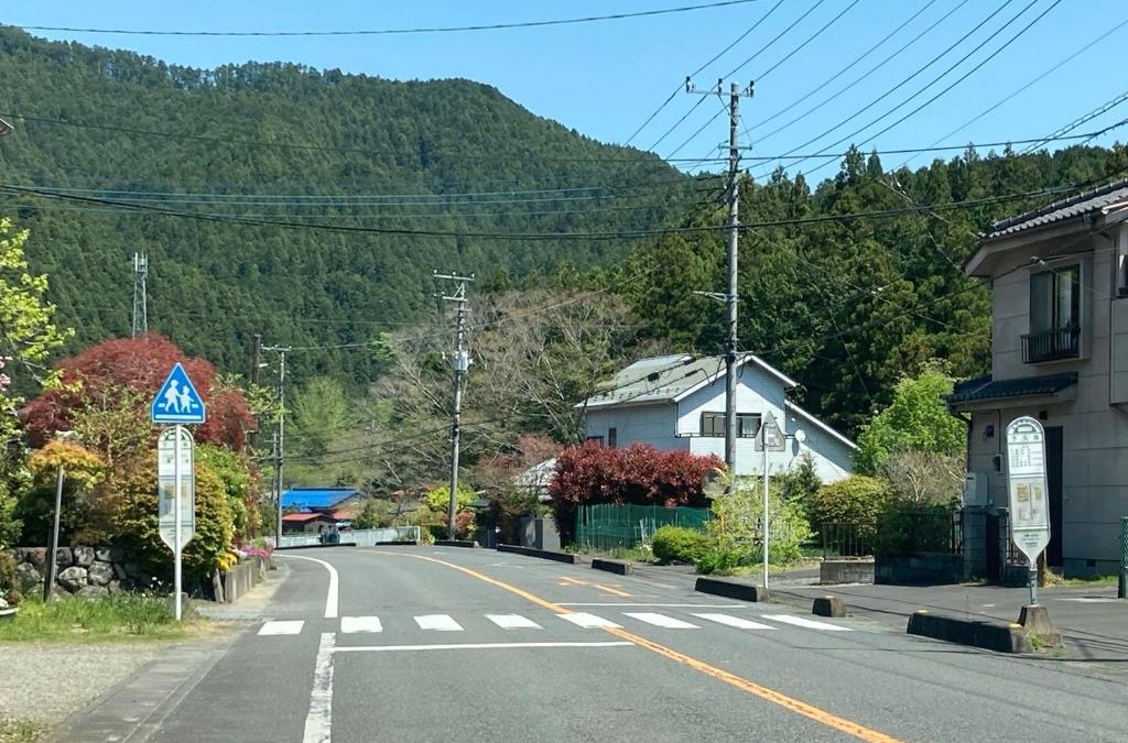 饭能市川辺-KAWABE-BBQ-川遊び-fishing的山城里一条空的街道