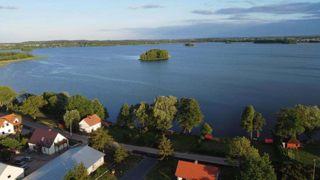GrądzkieApartamenty - Grądzkie 19的享有大湖的空中景致,拥有房屋和树木
