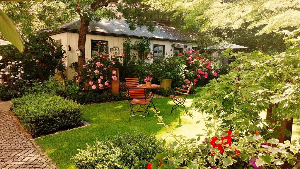 汉堡HH度假屋 - 温特胡德的花园配有桌椅和鲜花