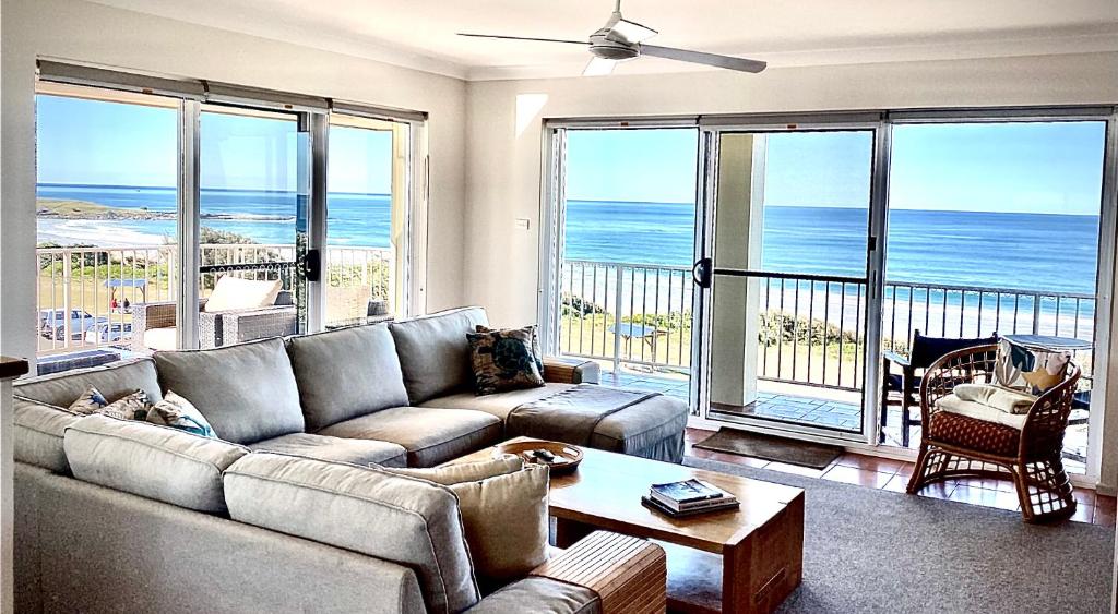 扬巴Pippi Beach Penthouse的带沙发的客厅,享有海景