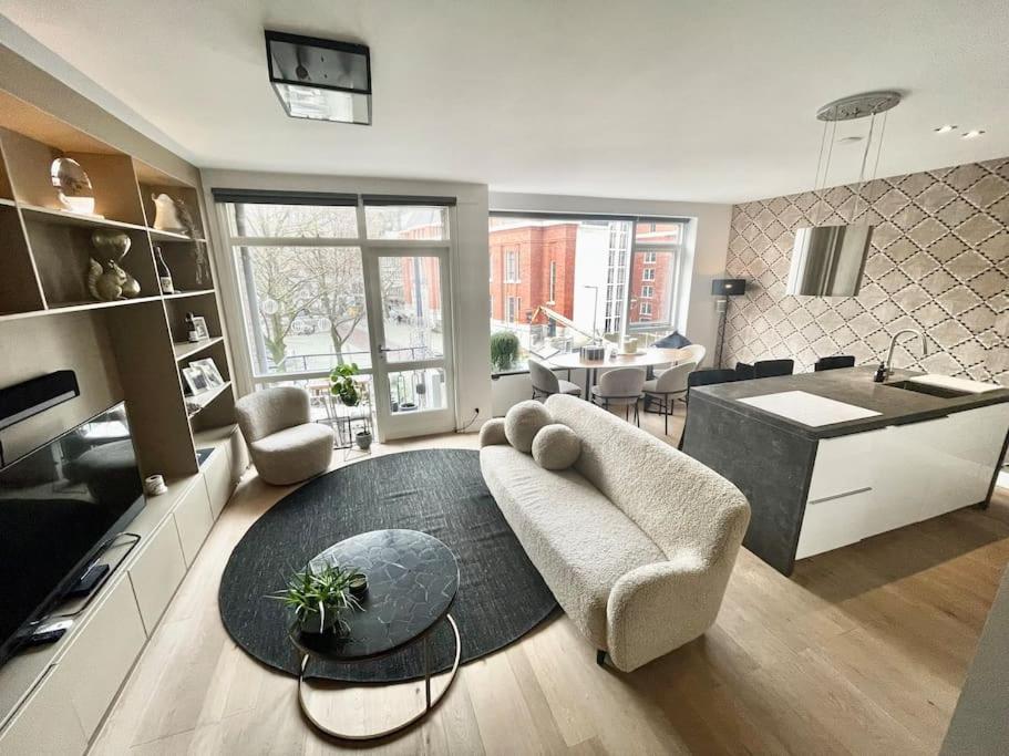 鹿特丹Stylish apartment @ city centre的客厅配有沙发和桌子