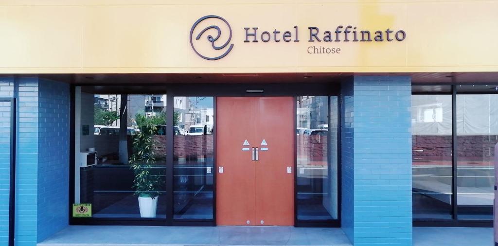 千岁Hotel Raffinato Chitose的大楼前有红门的酒店