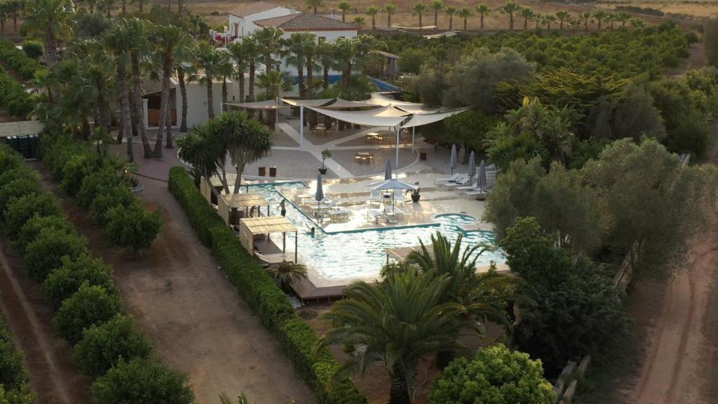 伊维萨镇Can Jaume by Ocean Drive的享有带游泳池的度假村的空中景致