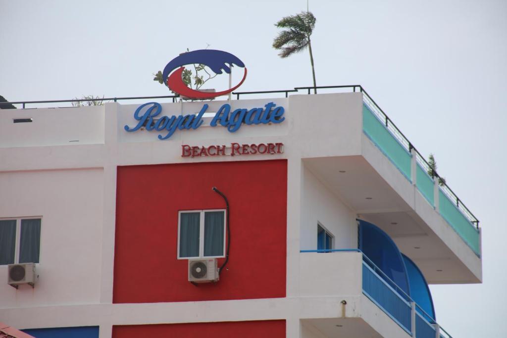 珍南海滩皇家爱格比奇酒店的上面有标志的酒店