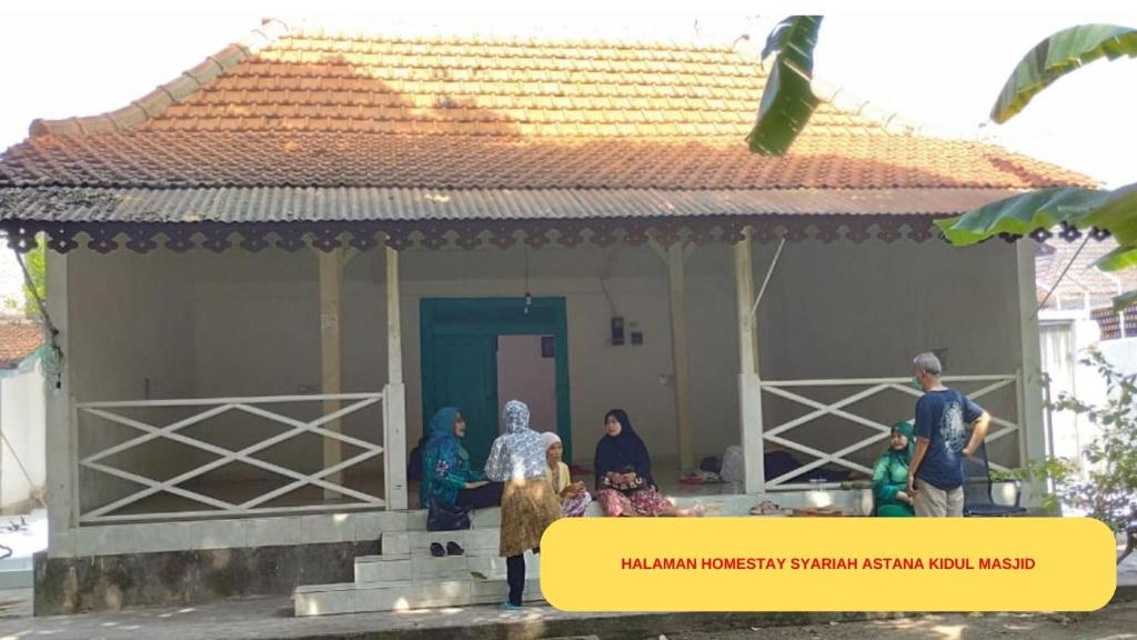 TubanAstana Kidul Masjid的一群站在房子外的人