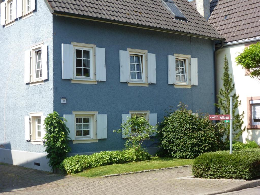 灵斯海姆里萨贝私人民宿的街上的蓝色房屋,设有白色窗户