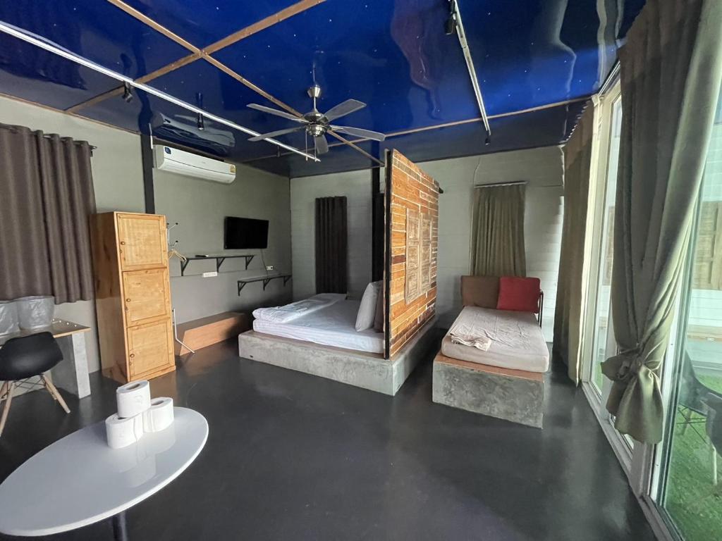 清迈B萨姆库克16号旅舍的一间卧室设有两张床和蓝色的天花板