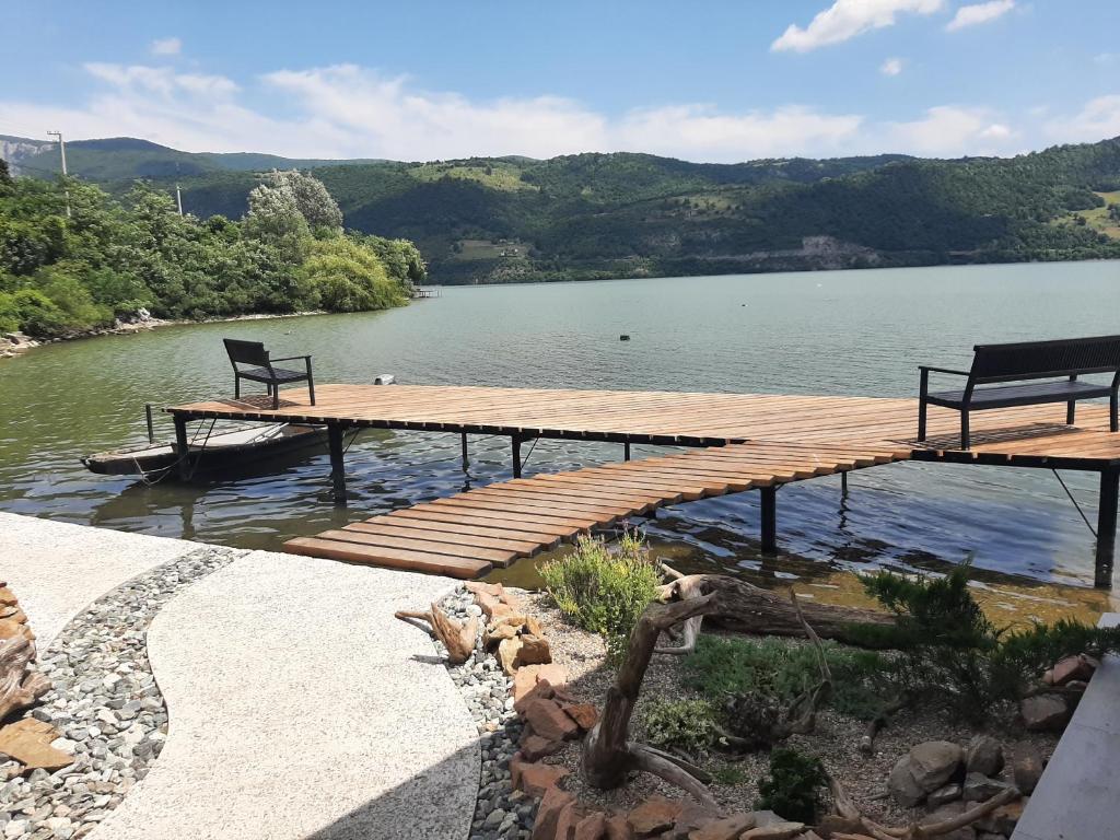 杜博瓦乡La Piticu的湖面上带两个长椅的木船坞