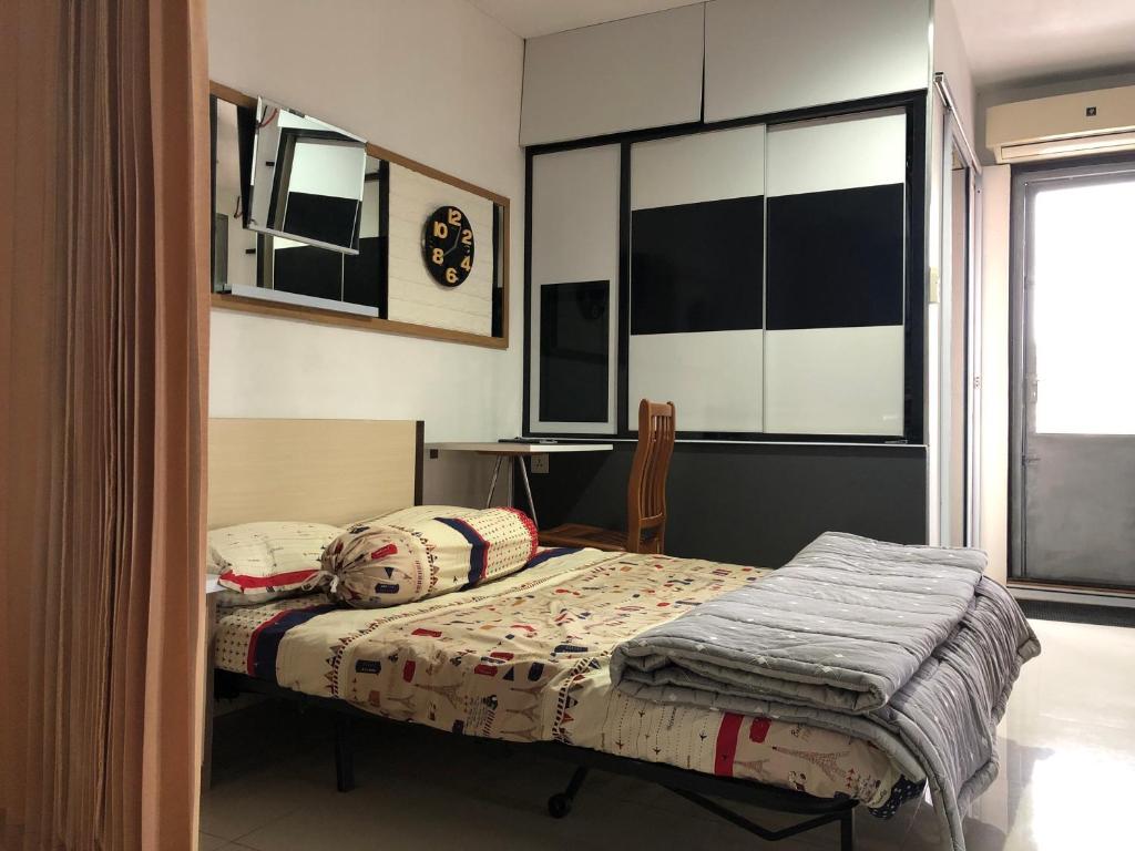 巴淡岛中心Mitra@MitraguesthouseB28-6的一间卧室配有一张床、一张桌子和一个窗户。
