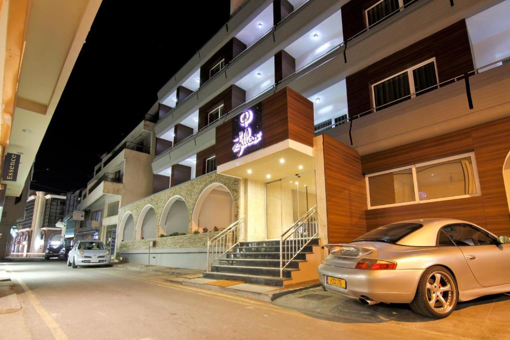 拉纳卡基普里亚努城酒店的夜间停在大楼前的汽车