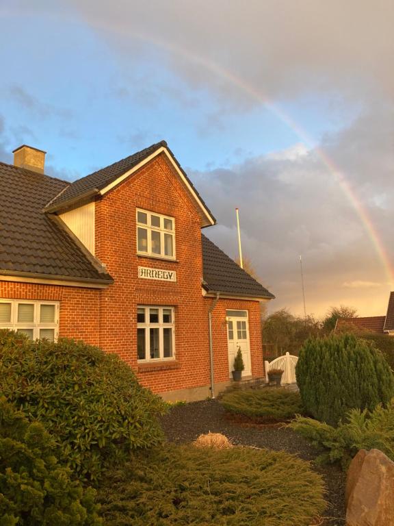 TommerupLarge modern family room - “Arnely”的砖屋上方的天空彩虹