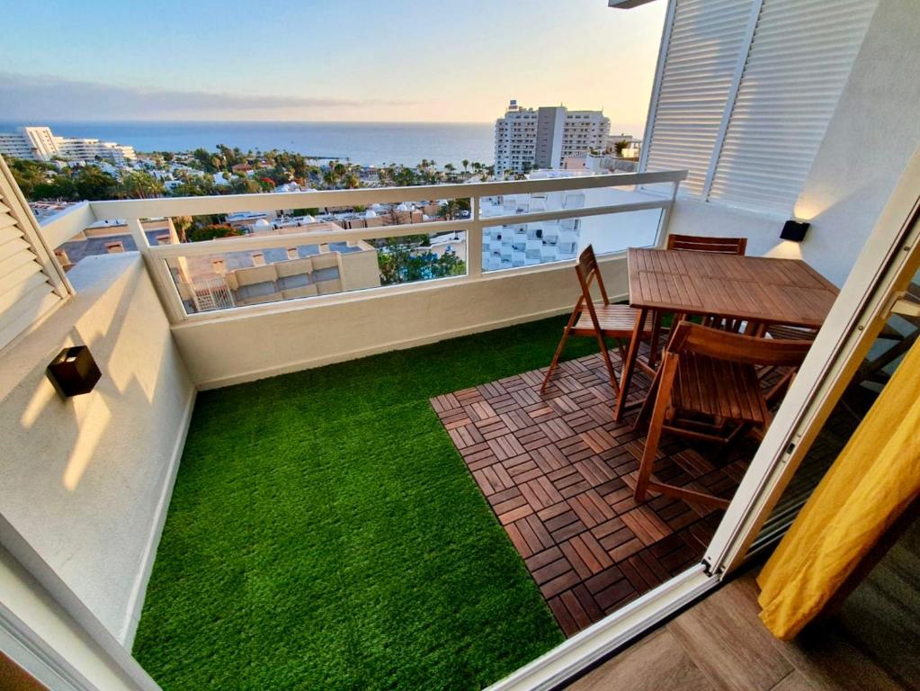 法纳贝海滩Stonefall Tenerife Holiday Apartment Las Americas的阳台配有桌椅。