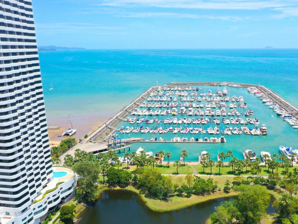 纳仲天Ocean Marina Resort Pattaya Jomtien的码头和酒店的空中景观