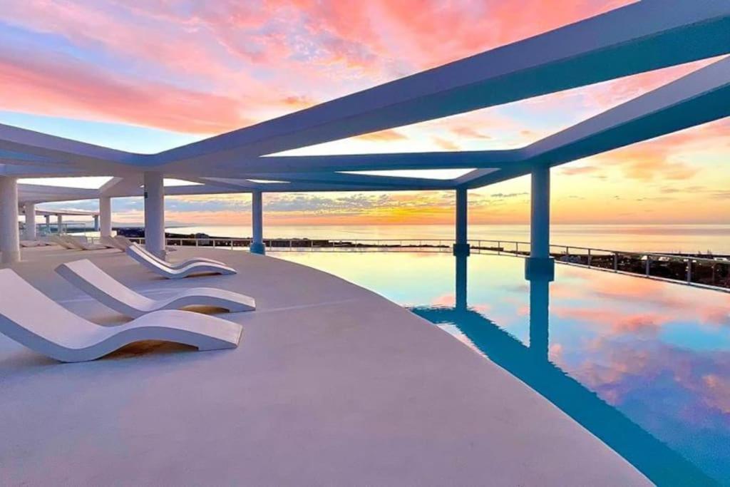 瓦伦西亚Apartamento luxury frente al mar的房屋甲板上的海景