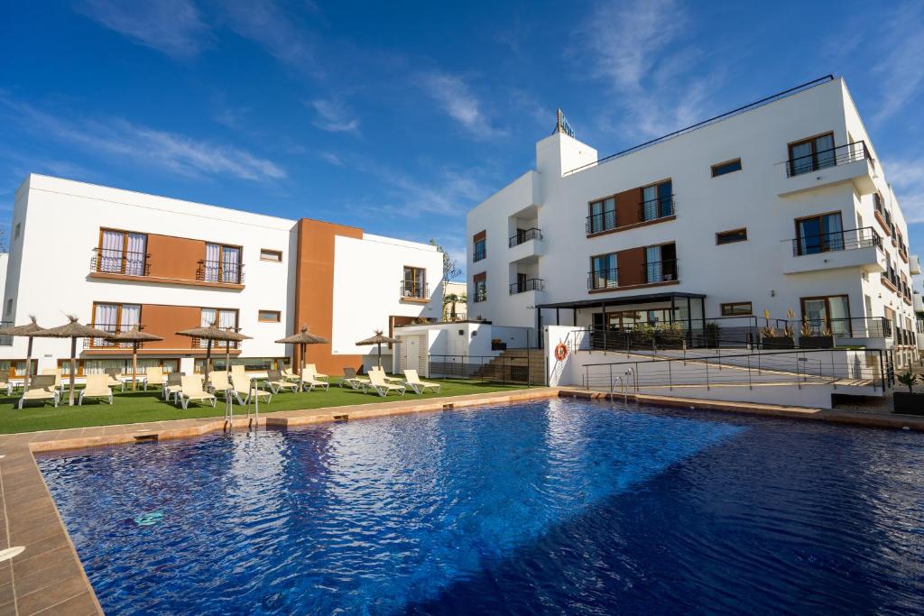 科尼尔-德拉弗龙特拉安达露西亚酒店的大楼前设有游泳池的酒店